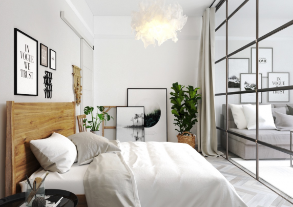 Kamar dengan kaca berlapis emas di dinding